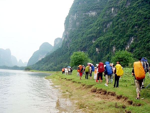 Hike to Yangshuo countryside to enjoy the picturesque scenery